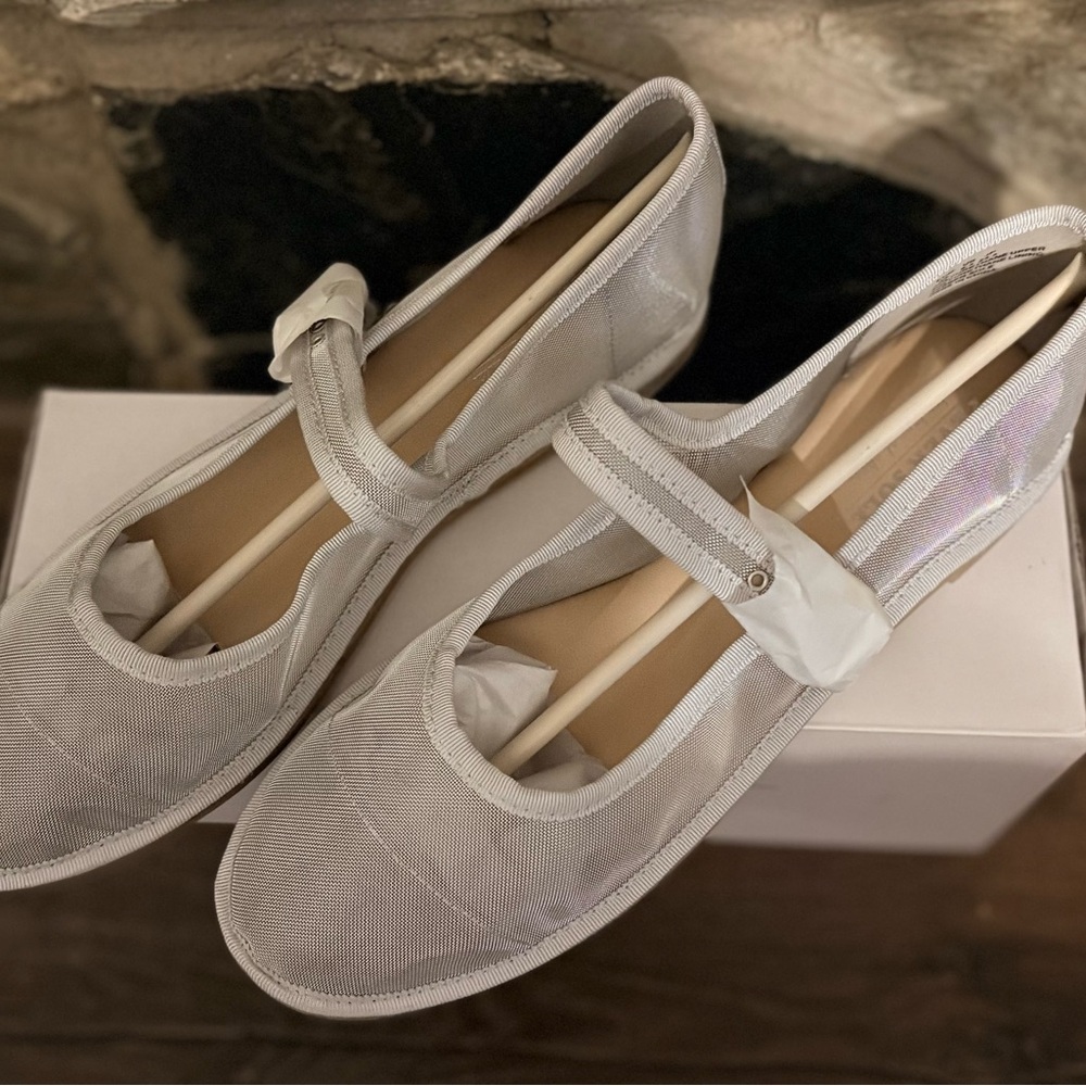NIB Fever Sole Women’s Soft Breathable Mary Jane Memory Foam Flats Silver Mesh